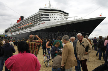 Volksfeststimmung beim zweiten Besuchs der Queen Mary 2 im Hamburger Hafen