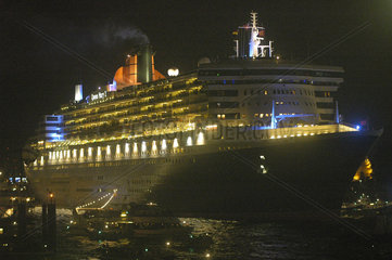Queen Mary 2 beim Auslaufen aus dem Hamburger Hafen