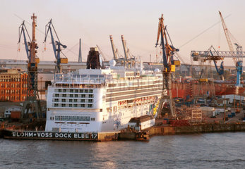 Kreuzfahrtschiff Norwegian Jewel im Dock bei Blohm + Voss