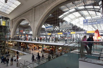Hauptbahnhof Leipzig  Bahnhofshalle mit Einkaufspassagen