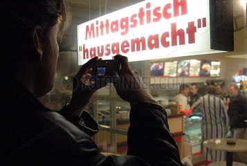 Fan fotografiert Olli Dittsche Dittrich am Set