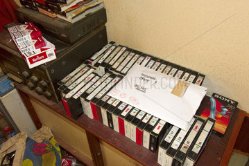 Videokassetten in verwahrloster Wohnung