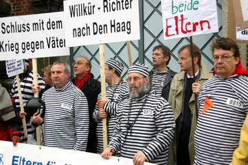 Demonstration von Vaetern fuer mehr Rechte vor dem Untersuchungsgefaengnis Holstenglacis in Hamburg