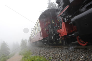 Lokomotive und Waggon der Brockenbahn im Nebel