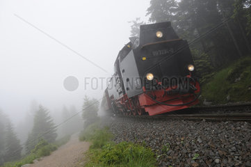 Lokomotive der Brockenbahn im Nebel