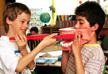 Zahnpflegeunterricht der LAJH in der Grundschule Schule in der alten Forst  Hamburg