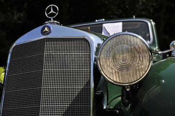 Kuehler und Scheinwerfer eines Mercedes-Oldtimers