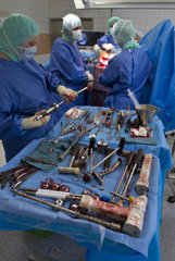 Blick ueber Instrumenten-Tisch bei Hueft-Operation