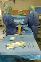 Chirurgen bei Knie-Spiegelung im OP