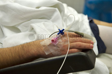 Hand eines Patienten bei OP mit Zugang Sauerstoff-Saettigungs-Messgeraet