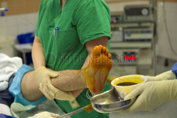 Fuss eines OP-Patienten wird sterilisiert