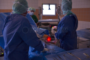 Knie-Spiegelung im Operationssaal