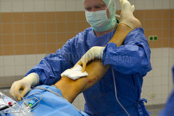 Chirurg versorgt Knie nach Athroskopie