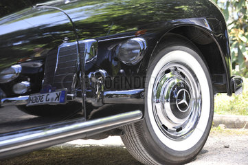 Mercedes-Oldtimer 50 Jahre spiegelt sich im Lack