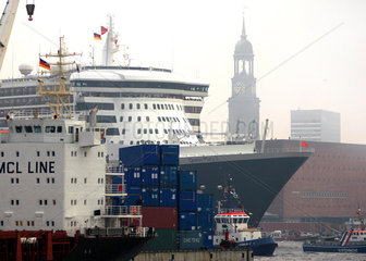 Queen Mary 2 bei der Einfahrt im Hafen Hamburg