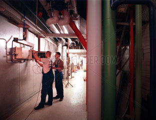 Elektriker bei Arbeiten an einer industriellen Klimaanlage