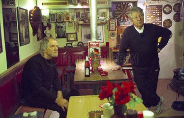 zwei Herren in einer Trinkhalle im Ruhrgebiet