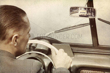 Autofahrer schaut in den Rueckspiegel  DDR  1961