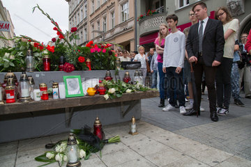 Posen  Polen  stilles Gedenken am Ende eines Trauermarsch am Tatort eines Mordes in der Fussgaengerzone