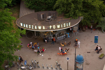 Warschau  Polen  Blick auf das Strassencafe Warszawa Powisle am Morgen