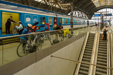 Prag  Tschechien  Zug der Ceske drahy im Prag Hauptbahnhof