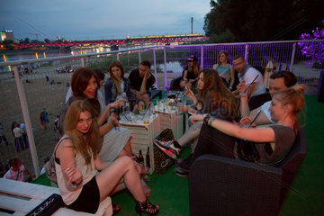Warschau  Polen  junge Menschen auf der Terrasse der Stranddisco am Weichselufer