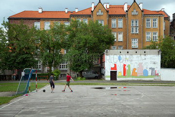 Warschau  Polen  Jungs spielen in ihrer Freizeit Fussball auf einem Schulhof