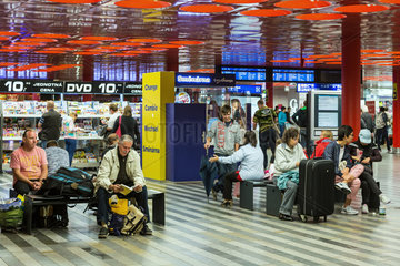 Prag  Tschechien  Geschaefte im Prag Hauptbahnhof