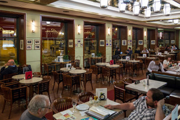 Prag  Tschechien  im Kuenstlercafe Cafe Slavia
