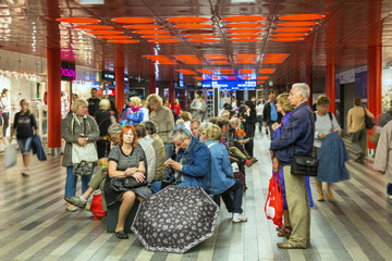 Prag  Tschechien  Durchgang mit Geschaeften im Prag Hauptbahnhof