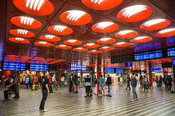 Prag  Tschechien  rote Deckenbeleuchtung im Prag Hauptbahnhof