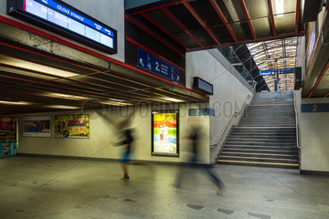 Prag  Tschechien  Durchgang zu den Bahnsteigen im Prag Hauptbahnhof