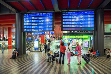 Prag  Tschechien  Anzeigentafel im Prag Hauptbahnhof