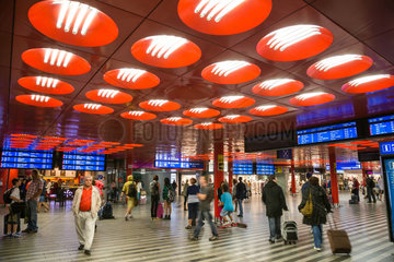 Prag  Tschechien  rote Deckenbeleuchtung im Prag Hauptbahnhof