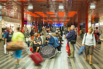 Prag  Tschechien  Durchgang mit Geschaeften im Prag Hauptbahnhof