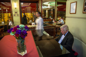 Prag  Tschechien  Klavierspieler im Kuenstlercafe Cafe Slavia