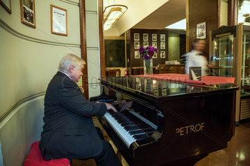Prag  Tschechien  Klavierspieler im Kuenstlercafe Cafe Slavia