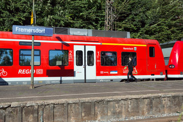 Fremersdorf  Deutschland  Regio der DB am Bahnsteig