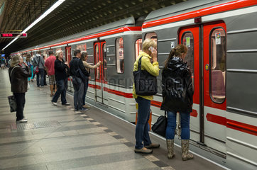 Prag  Tschechien  Menschen steigen in eine U-Bahn ein