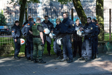 Saarbruecken  Deutschland  Bereitschaftspolizisten warten auf Einsatz bei einer Demonstration