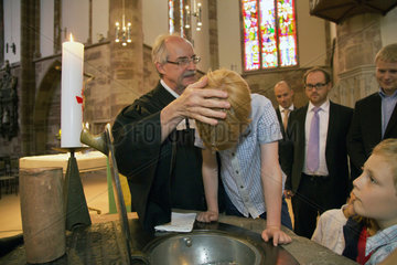 Saarbruecken  Deutschland  Junge waehrend der Taufzeremonie