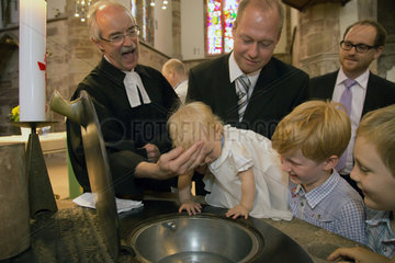 Saarbruecken  Deutschland  ein kleines Maedchen waehrend der Taufzeremonie