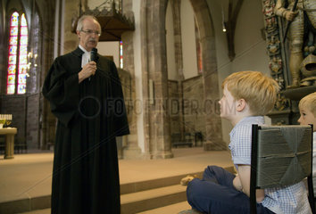 Saarbruecken  Deutschland  der Pastor wendet sich im Gottesdienst an die Kinder