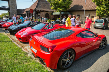 Schweigen-Rechtenbach  Deutschland  Ferrari-Club macht Station am Weintor