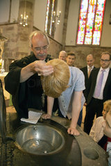 Saarbruecken  Deutschland  Junge waehrend der Taufzeremonie