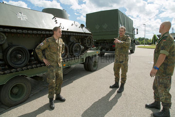Muellheim  Deutschland  ein Schuetzenpanzer wird in der Robert-Schuhmann-Kaserne transportfertig gemacht