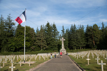 Urbeis  Frankreich  Franzoesischer Soldatenfriedhof am Museum der Gedenkstaette des Lingekopfes