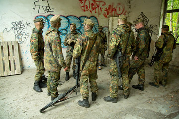 Illkirch-Grafenstaden  Frankreich  Soldaten des JgBtl 291 bei einer Uebungseinheit
