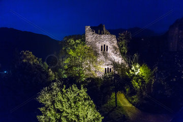 Badenweiler  Deutschland  Blick auf die Ruine Burg Baden bei Nacht