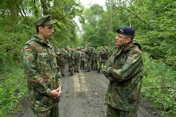 Illkirch-Grafenstaden  Frankreich  Oberstleutnant Fabian Schneider im Gespraech mit einem Leutnant der Reserve